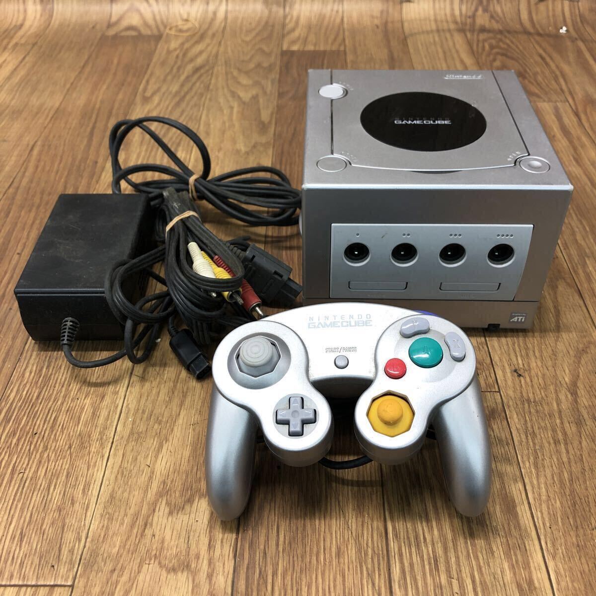 AHO-260319-1150 Nintendo ニンテンドー GAMECUBE ゲームキューブ DOL-001 本体 シルバー コントローラー 通電確認済み　