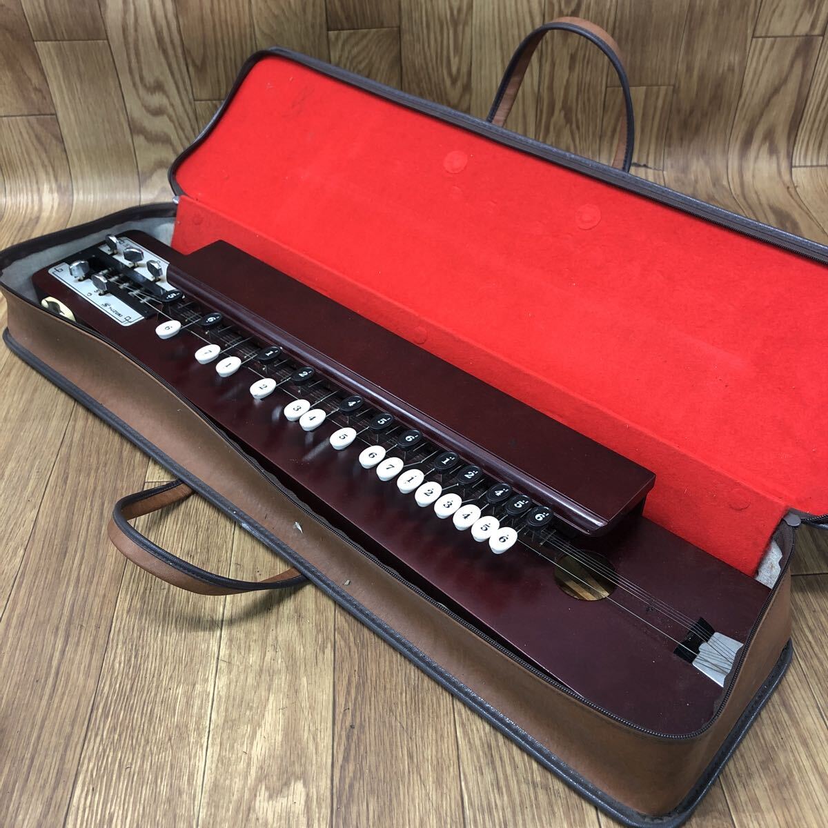 AHO-260319-1118 SUZUKI スズキ 松 大正琴 和楽器 楽器 弦楽器 ケース付き 現状品