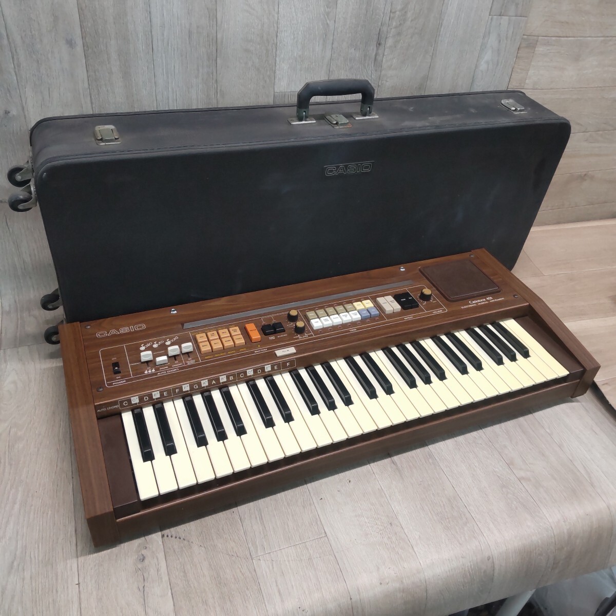 ES3P-260325-1278 CASIO カシオ アナログキーボード Casiotone 401 CT-401 カシオトーン 木目調 ウッドキャビネット ビンテージ レトロ