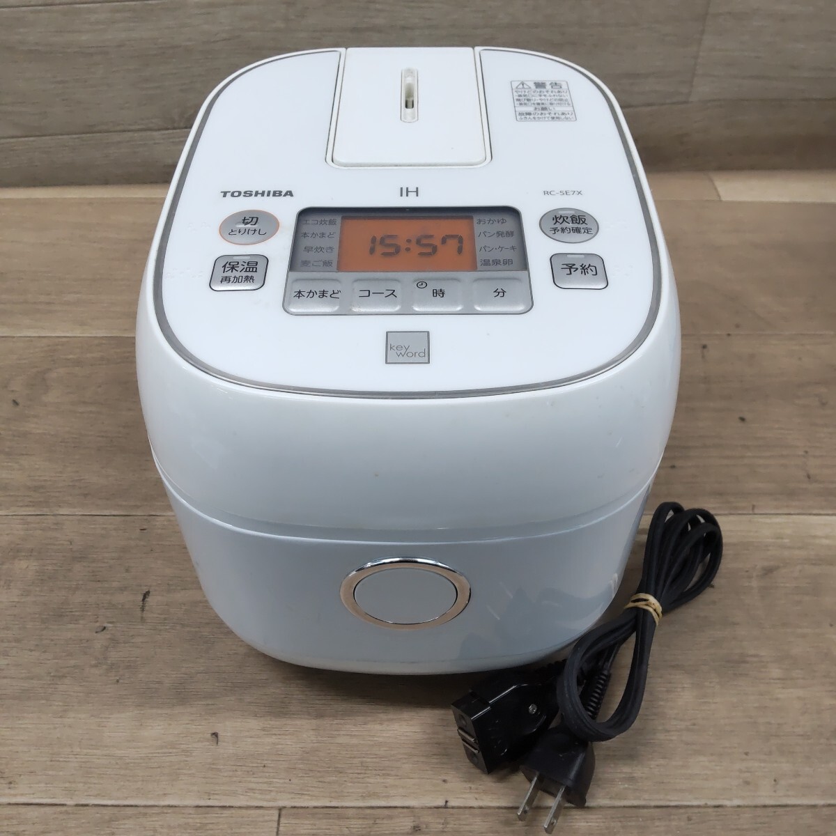 L3P-260325-1281 TOSHIBA 東芝 IHジャー炊飯器 RC-5E7X 2022年製 キーワードホワイト 3合炊き 炊飯器 ホワイト 通電確認済み 現状品