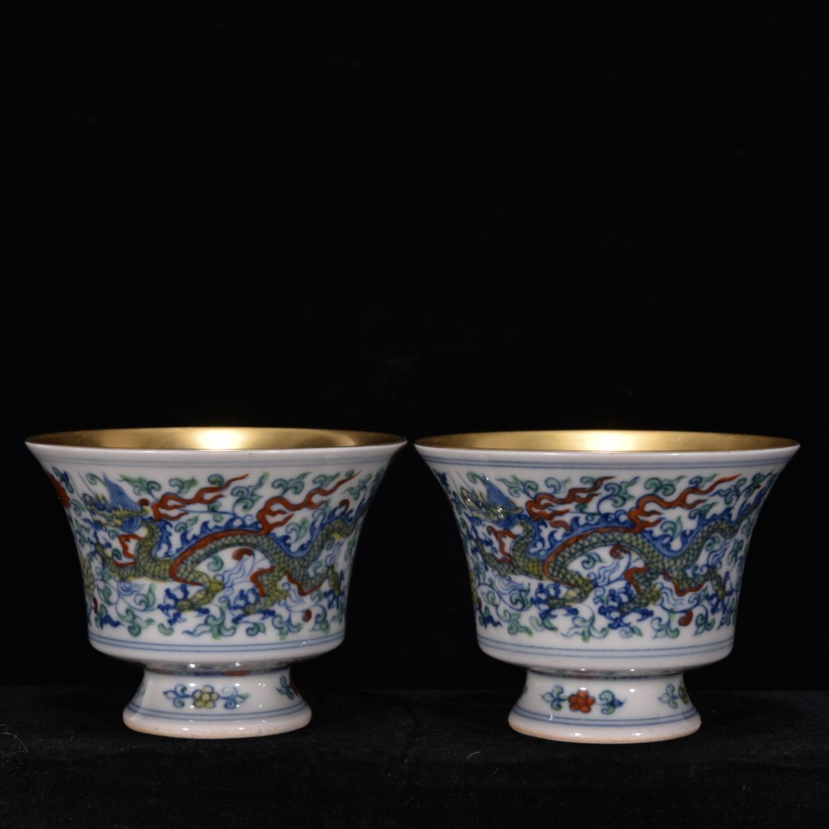 永し 明時代 大明成化年製 斗彩塗金 龍紋杯 一対 古陶磁器 陶芸 皿 中国陶瓷器 唐瓷 置物擺件 古美術品 古賞物 収集 旧家蔵出 中国唐物