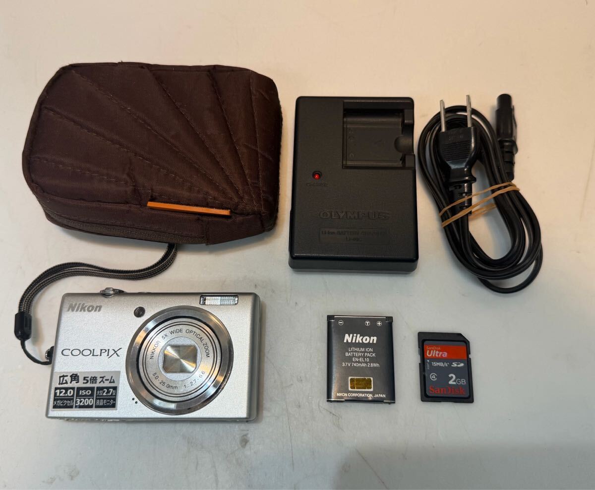 動作確認済 Nikon ニコン COOLPIX S570 コンパクト デジタルカメラ シルバー デジカメ カメラ 充電器 SI-40C バッテリー EN-EL10 メモリー