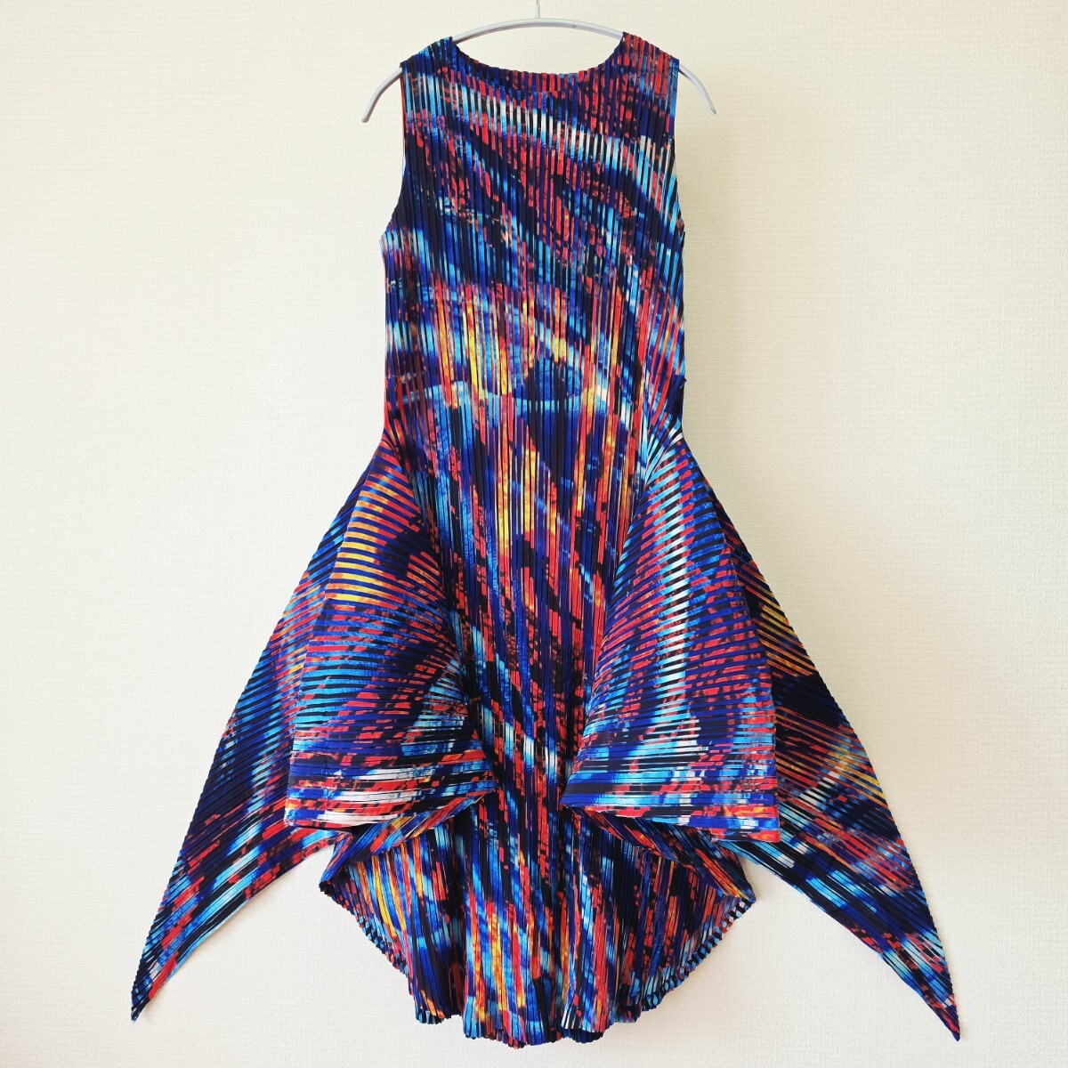 877☆ ISSEY MIYAKE イッセイミヤケ プリーツ 加工 総柄 変形 アシンメトリー ワンピース 赤 青 2