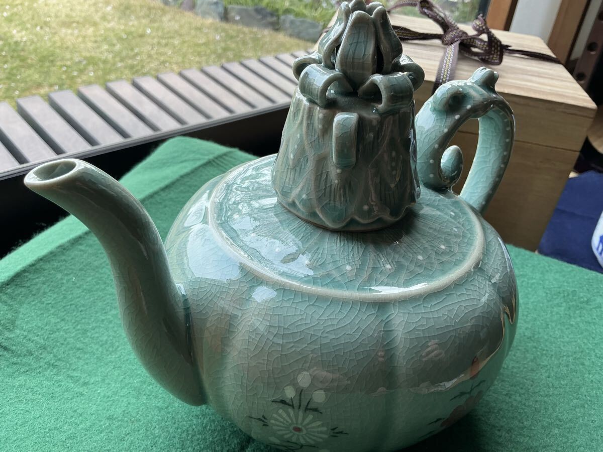 1-19 【極美品】花象嵌 青磁 水注 共箱付 / 貫入 彫刻 飾り壺 茶道具 煎茶道具
