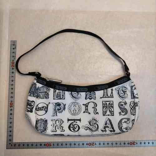5点以上落札で送料無料！ LeSportsac レスポートサック 白黒 アルファベット柄 アクセサリーポーチ 2667123