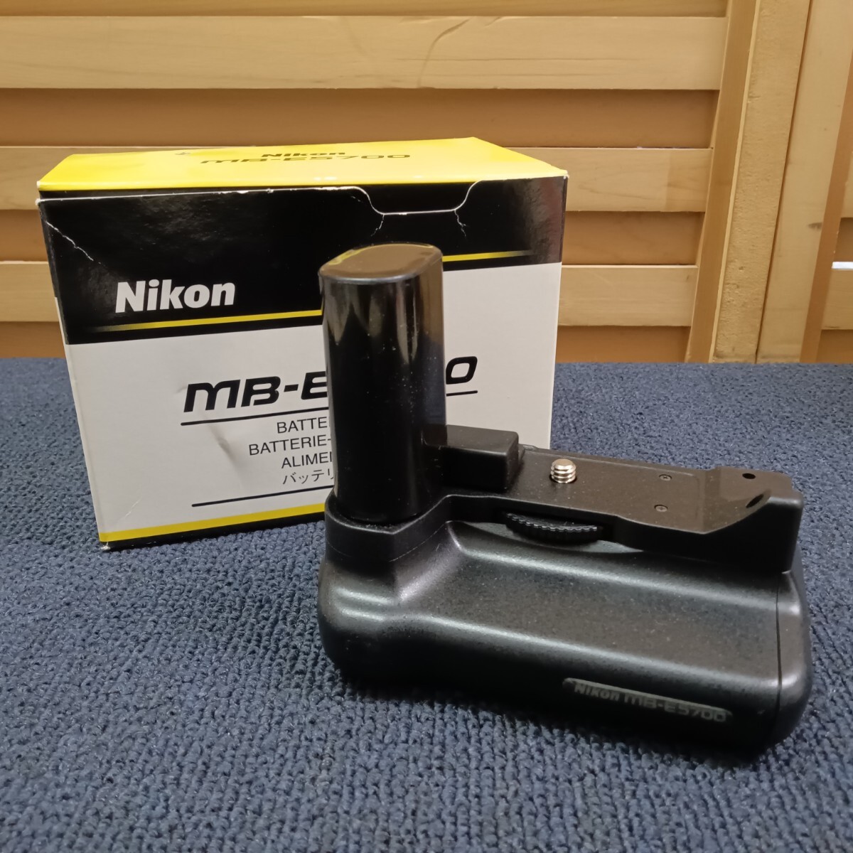 zA108 Nikon MB-E5700 ニコン バッテリーパック カメラ用品 アクセサリー 中古品