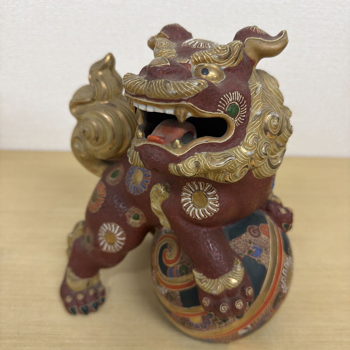 ZB4246 玉乗り獅子 九谷焼 狛犬 シーサー 置物 縁起物 魔除け 金彩 陶器 インテリア 金彩 高さ約25cm×幅約23cm×奥行約16cm