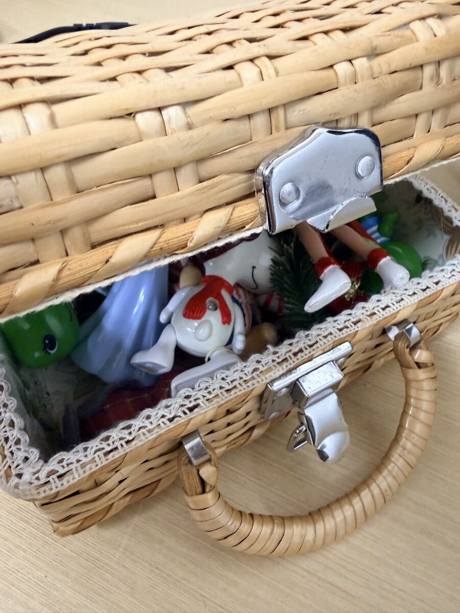 ◎A4227 おもちゃ まとめ お宝あるかも？ ソフビ 平成レトロ 昭和レトロ 籐製 ピクニックバスケット トランク型 収納かご 