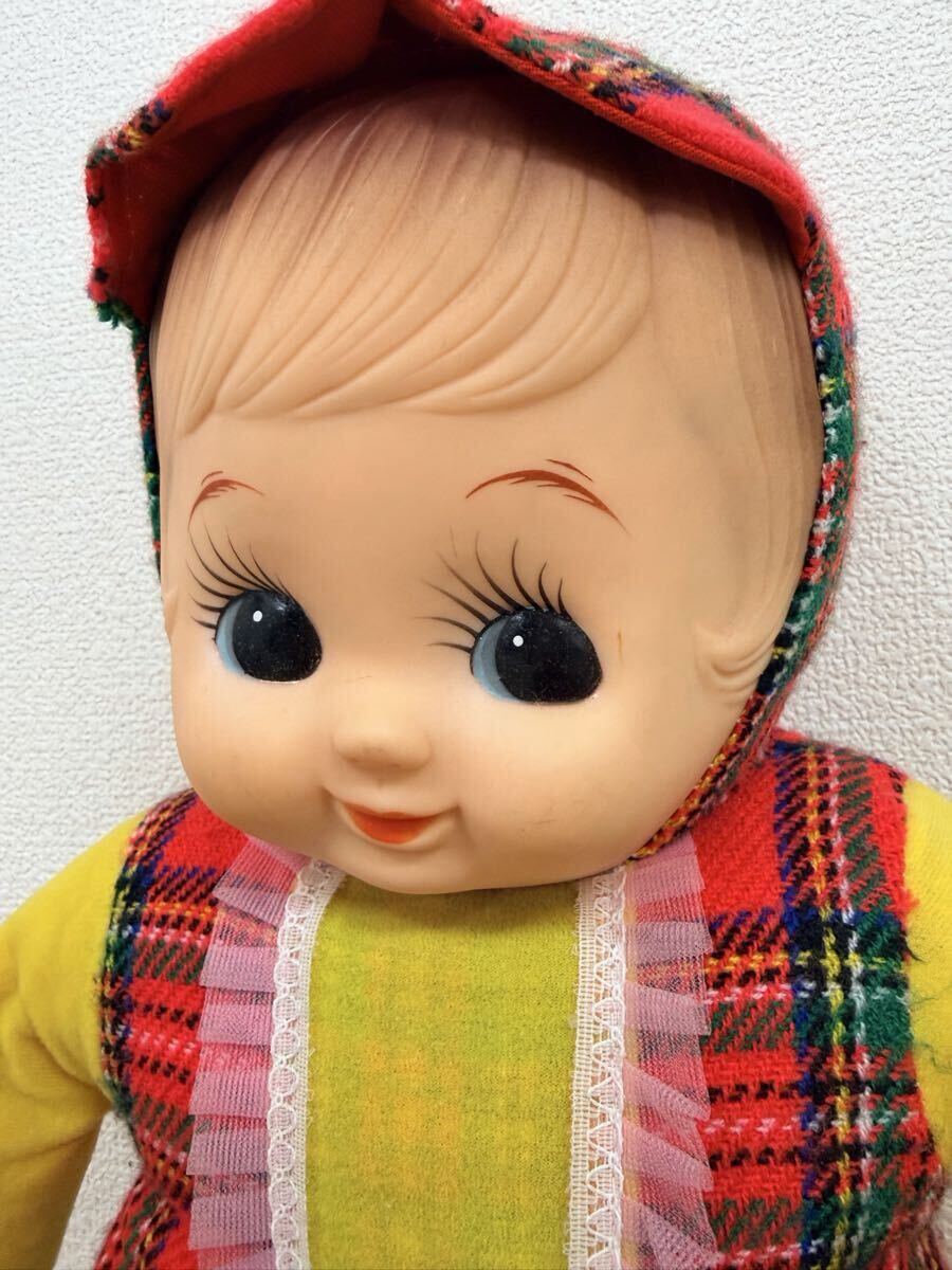 ◎C4225 人形 昭和レトロ ポーズ人形 抱き人形 チェック柄衣装 当時物 ソフビ ビンテージ おもちゃ 子供 赤ちゃん ベイビー 赤チェック
