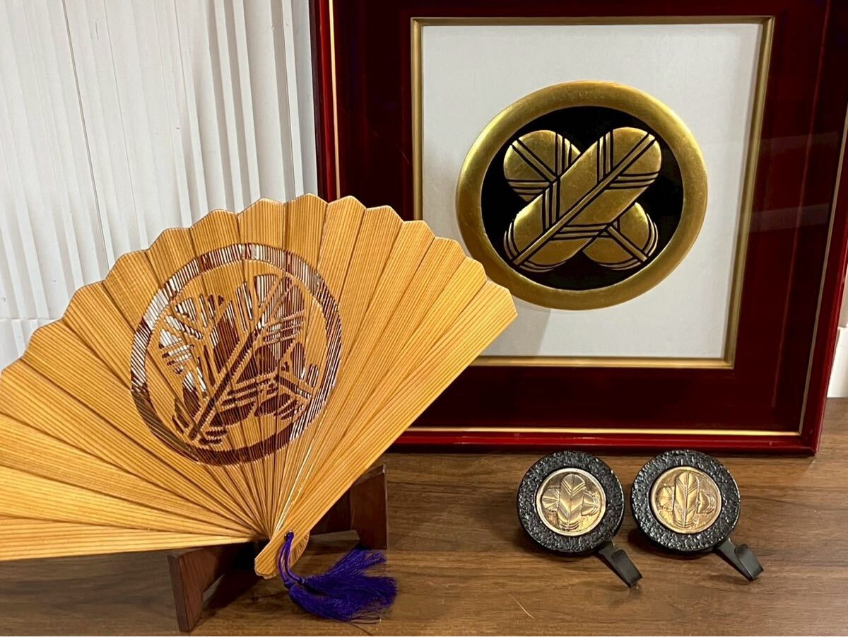 世本2407 丸に違い鷹の羽 家紋 まとめ 4点 額縁 置物 美術工芸品 工芸鉄器 なげし飾り 扇子 インテリア 縁起物 飾り扇子