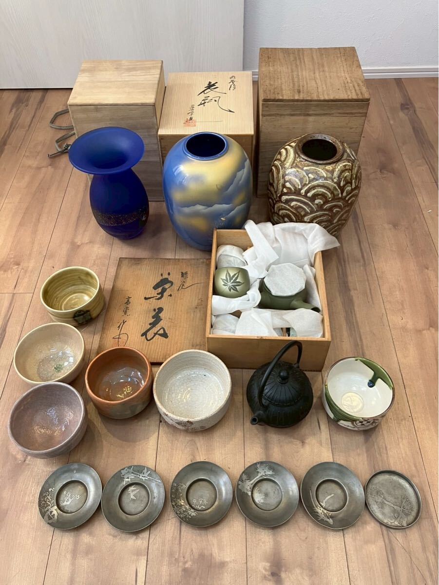 不村2412 木箱 骨董品 まとめ 花瓶 茶器 南部鉄器 鉄瓶 湯呑み 急須 茶碗 クリスタル硝子