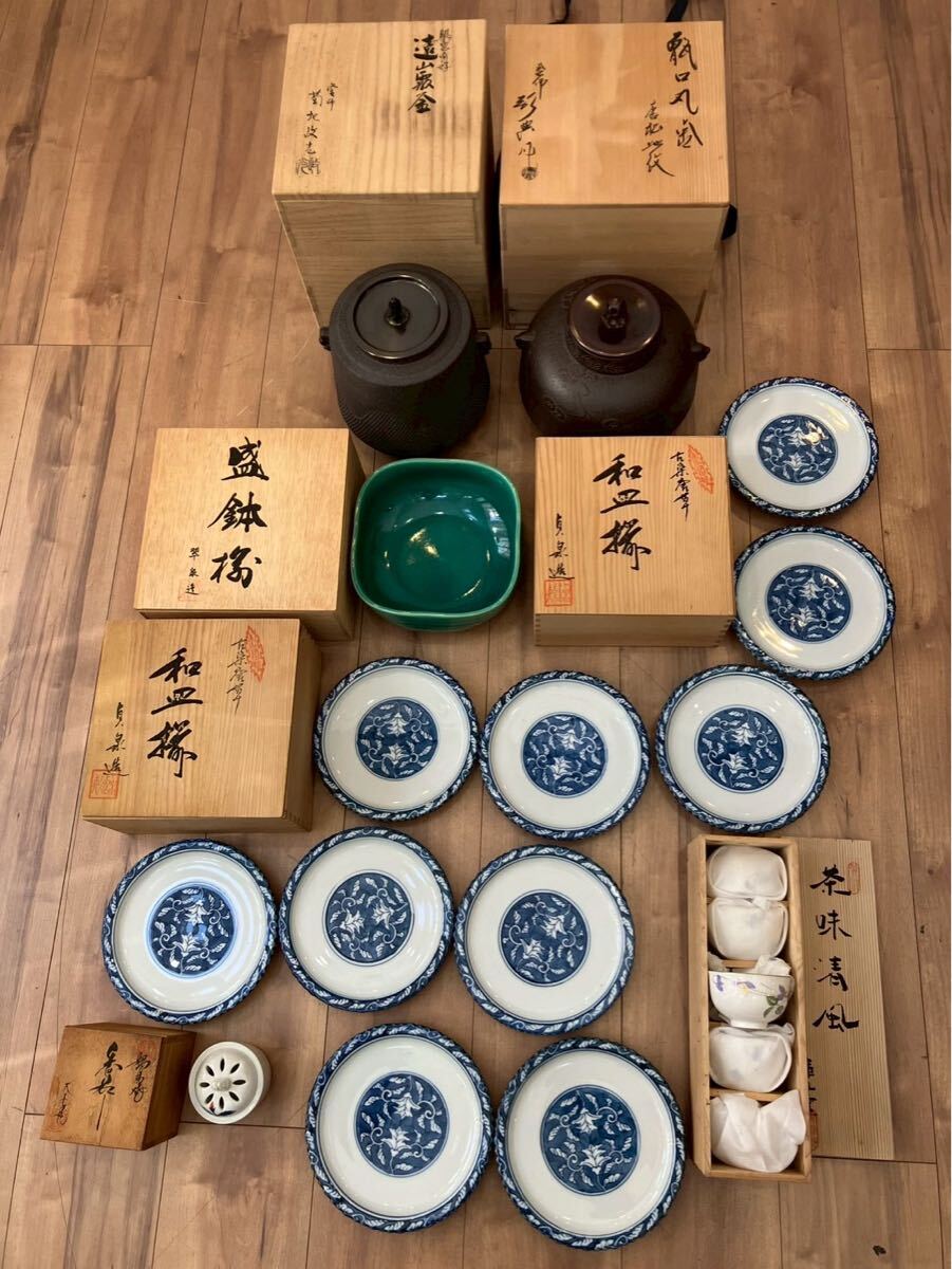 不村2414 骨董品まとめ 木箱 瓢口丸釜 炉釜 茶道具 盛鉢 和皿 茶器 和食器 木箱