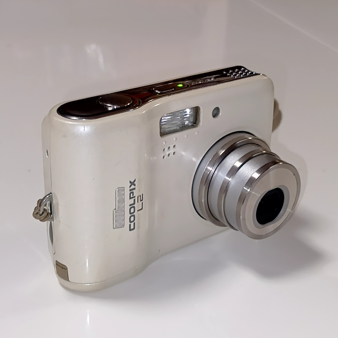 【送料無料】Nikon コンパクトデジタルカメラ　COOLPIX L2　ホワイト ニコン　デジカメ