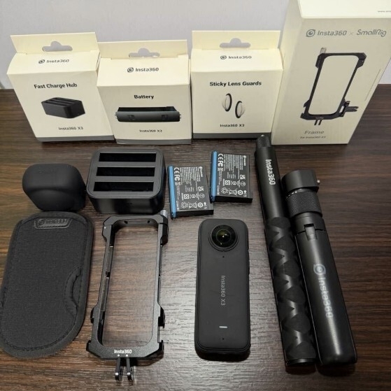 Insta360 X3ライダー固定キット、オプション多数、MicroSD１２８gb、本体ストラップ、大型ケース付き