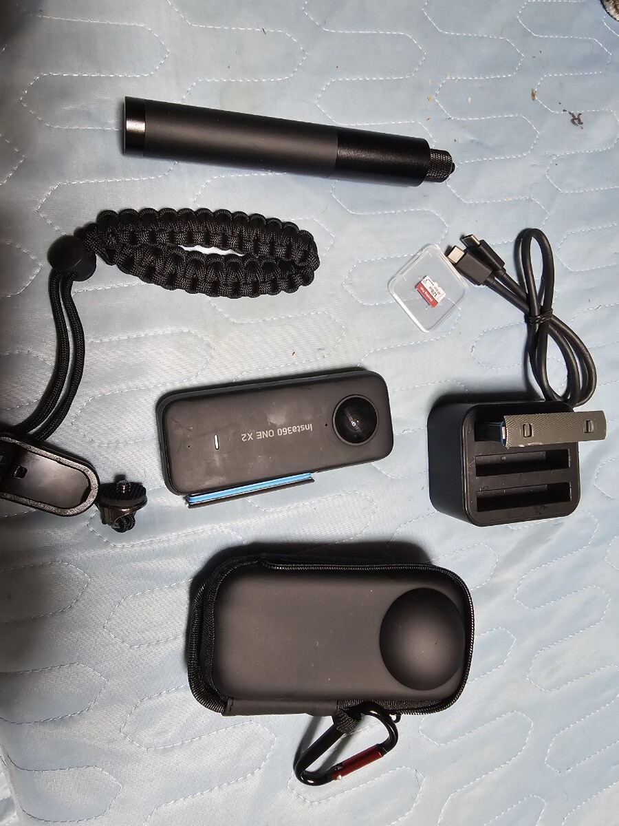 Insta360 X2【MicroSD１２８gb+バッテリー2個+充電器本体ストラップ+自撮り棒１７cm+本体収納】