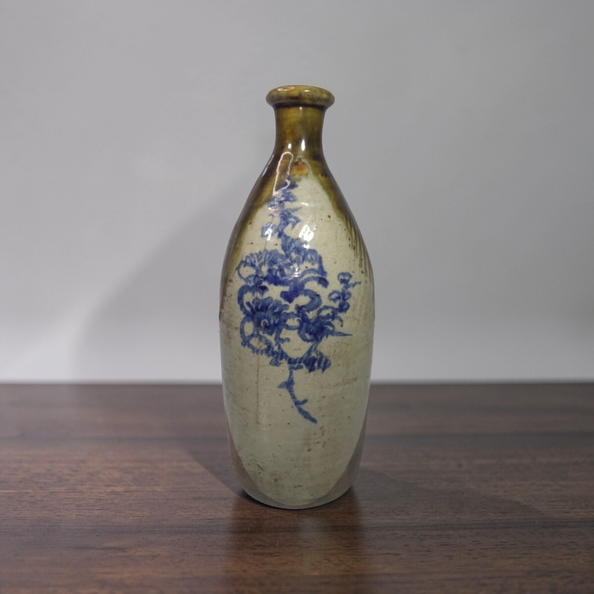 管W663 民藝 染付草花文 徳利型花瓶 高さ約31cm 飴釉 花器 壺 陶器 古民家 民芸陶器