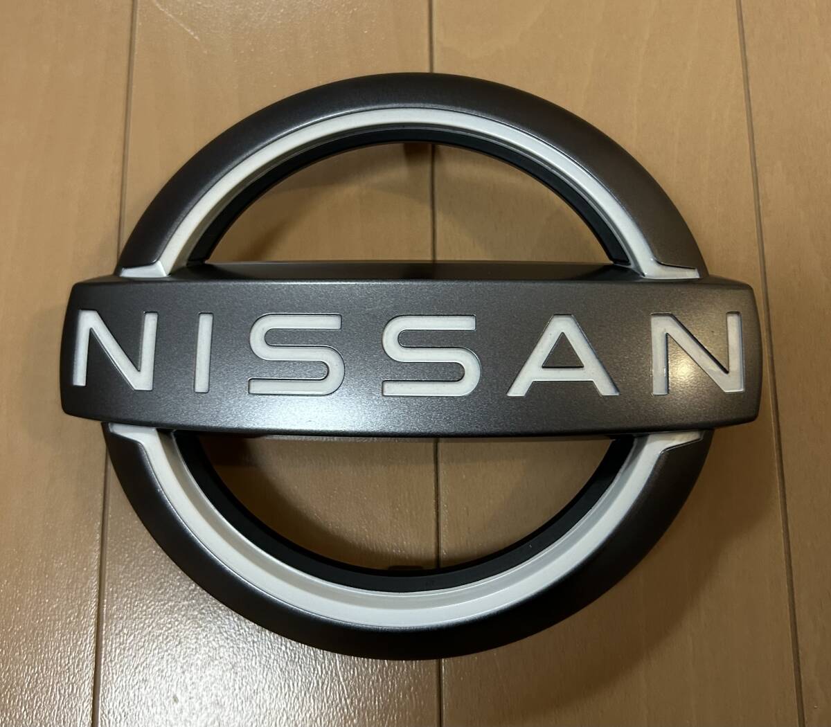 日産☆ニッサン NV200 バネット 純正 エンブレム 62890 5LM0A