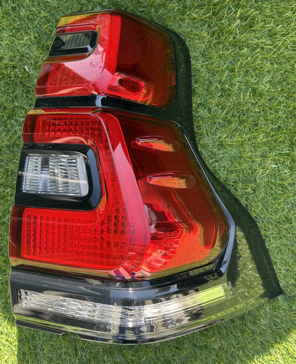 ジャンク！トヨタ☆TOYOTA ランドクルーザー プラド TRJ150W 右側 テールランプ STANLEY 60-268