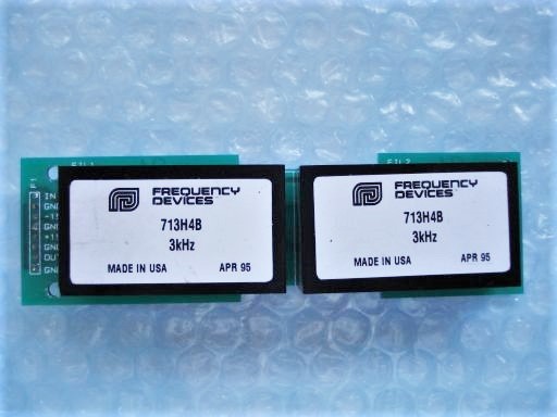 P0013　機器より取り外しのフィルター？７１３Ｈ４Ｂが２個付き基板　詳細不明、動作未確認　ジャンク品　１枚