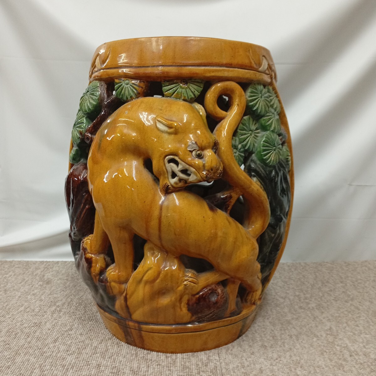 usC-268 陶器 椅子 中国？ 中国美術？ 置物 インテリア オブジェ 虎 高さ約37cm 現状品