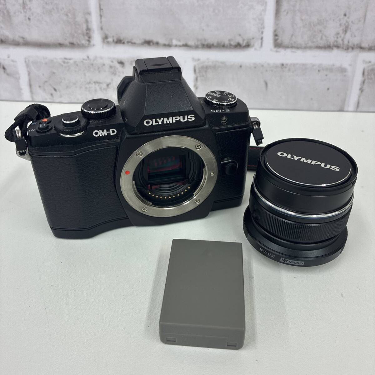 【TG0307】オリンパス　E-M5　バッテリーレンズ付き ジャンク ミラーレス一眼　カメラ　コレクション