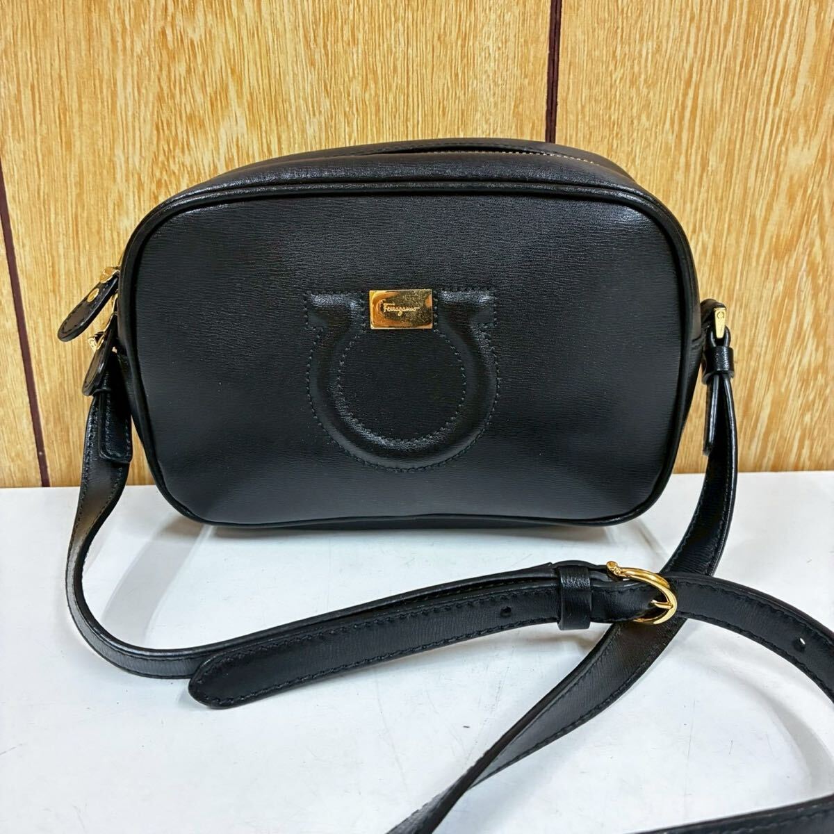 Ferragamo フェラガモ ガンチーニ ショルダーバッグ 21H006 黒 レザー サコッシュ カメラバッグ ショルダーバッグ ブラック バッグ