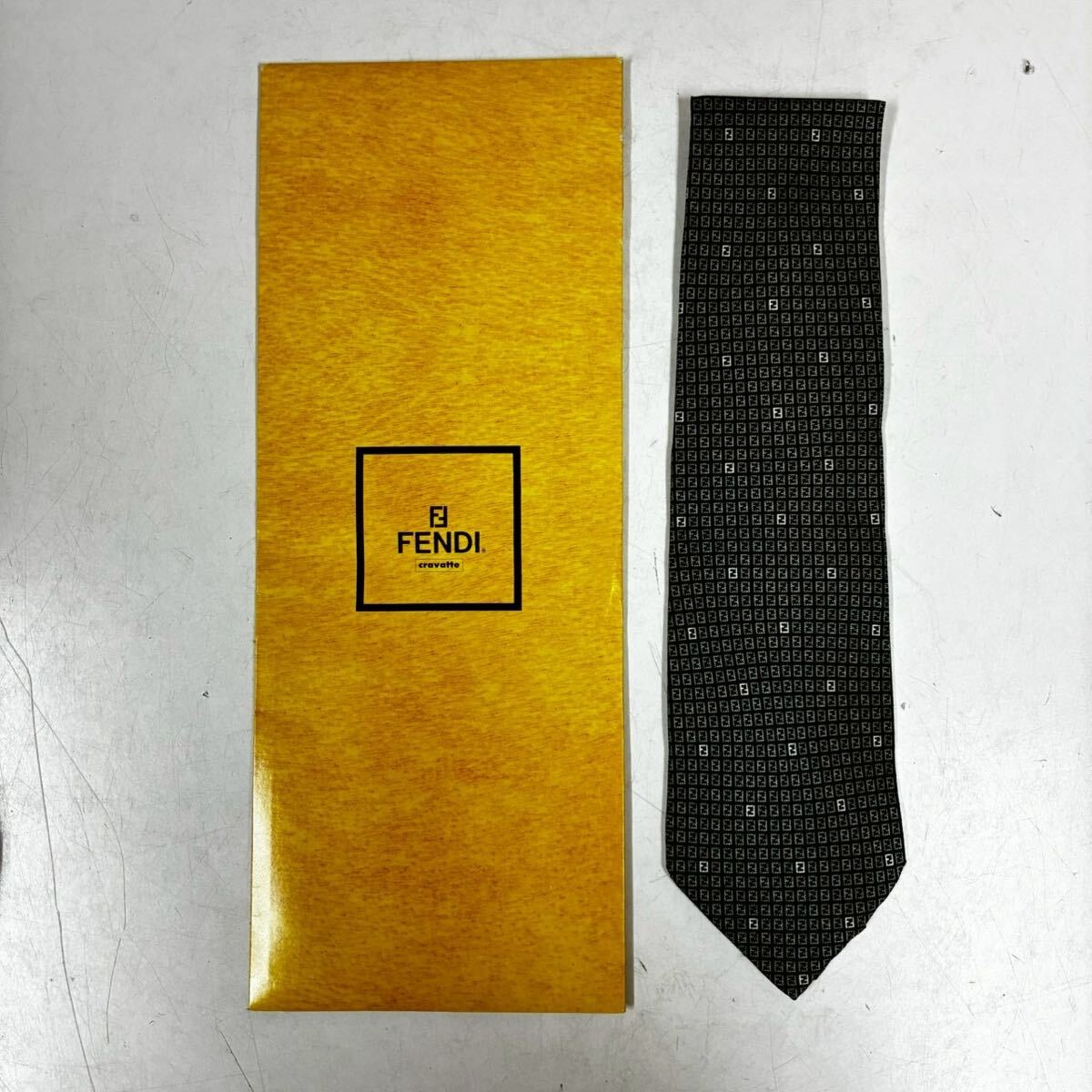 FENDI フェンディ ズッカ柄 ネクタイ グレー/ブラック シルク100% メンズ 紳士服 スーツ 服飾小物