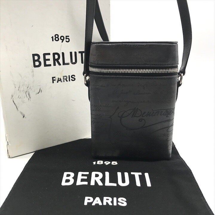 美品 Berluti ベルルッティ フリースクリットスワイプ カリグラフィー ショルダー バッグ ブラウン レザー ブラウン メンズ k5813k