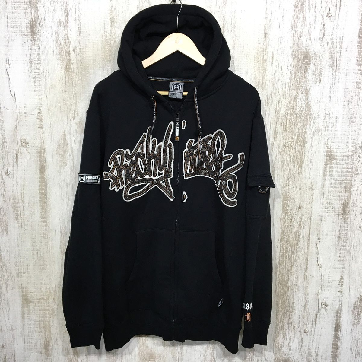 586☆【立体ロゴ スウェットパーカー フーディー】FREAKY MASSIVE フリーキーマッシブ 黒 L