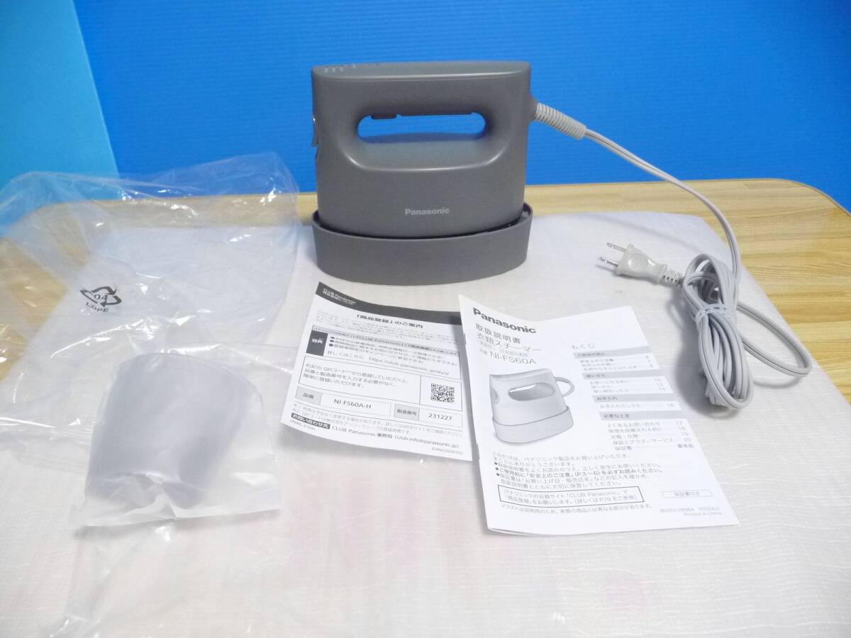 ◆未使用展示品 Panasonic 衣類スチーマー NI-FS60A-H [プレスもできる2way/パワフル/大容量/軽量コンパクト/19秒起ち上り/グレー] 保証付