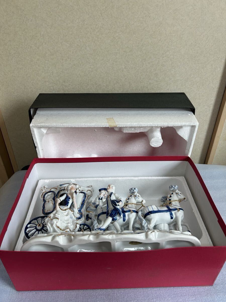 加藤工芸 KATO KOGEI 四頭馬車 ブルー 陶人形 置物 オブジェ 陶器製 インテリア陶器製 馬車と貴族の置物 インテリア飾り 未使用品保管