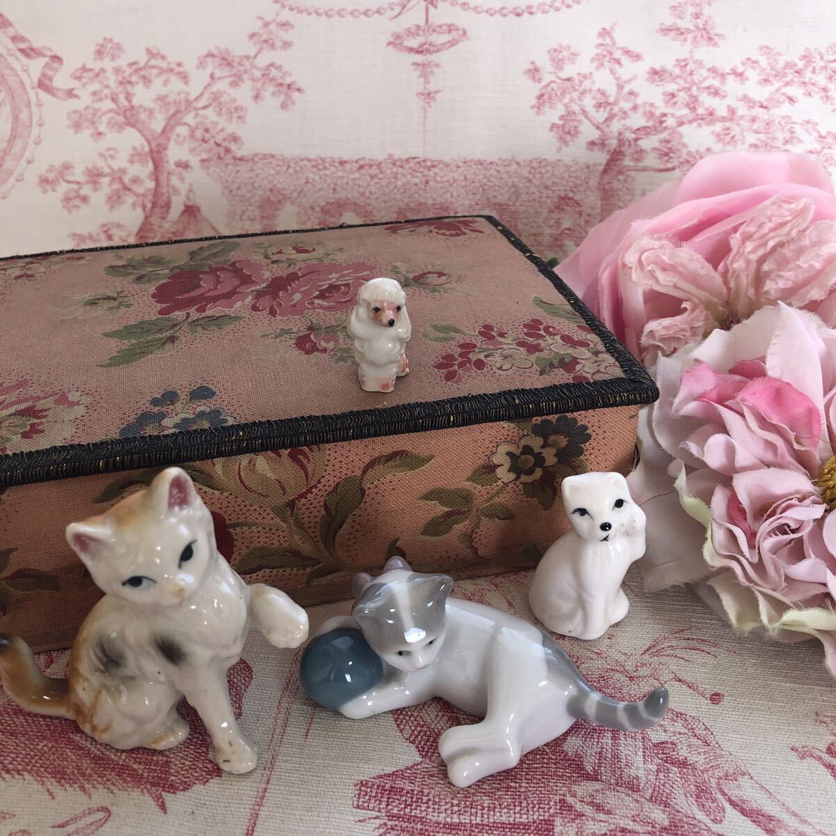 フランスアンティーク豪華セット！カルトナージュboxにミニ猫ちゃんetc!まとめて！花柄　陶器　猫　プードル　ドール　置物　ヴィンテージ