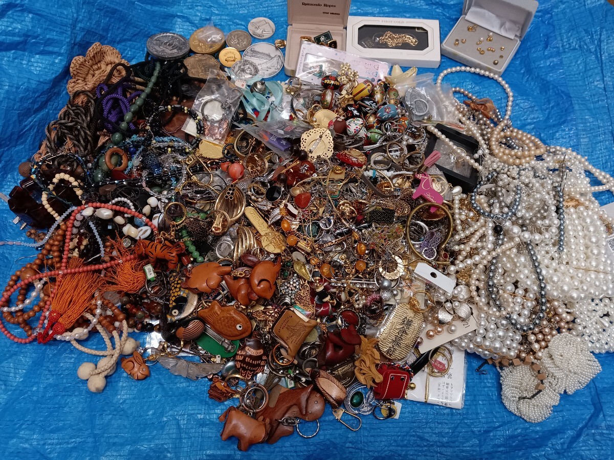 B0312 メッキアクセサリーまとめ☆タイピン/カフス/数珠/リング/キーホルダー/髪飾り/イミテーション/他 ★総重量 10.1㎏★〈自宅保管品〉