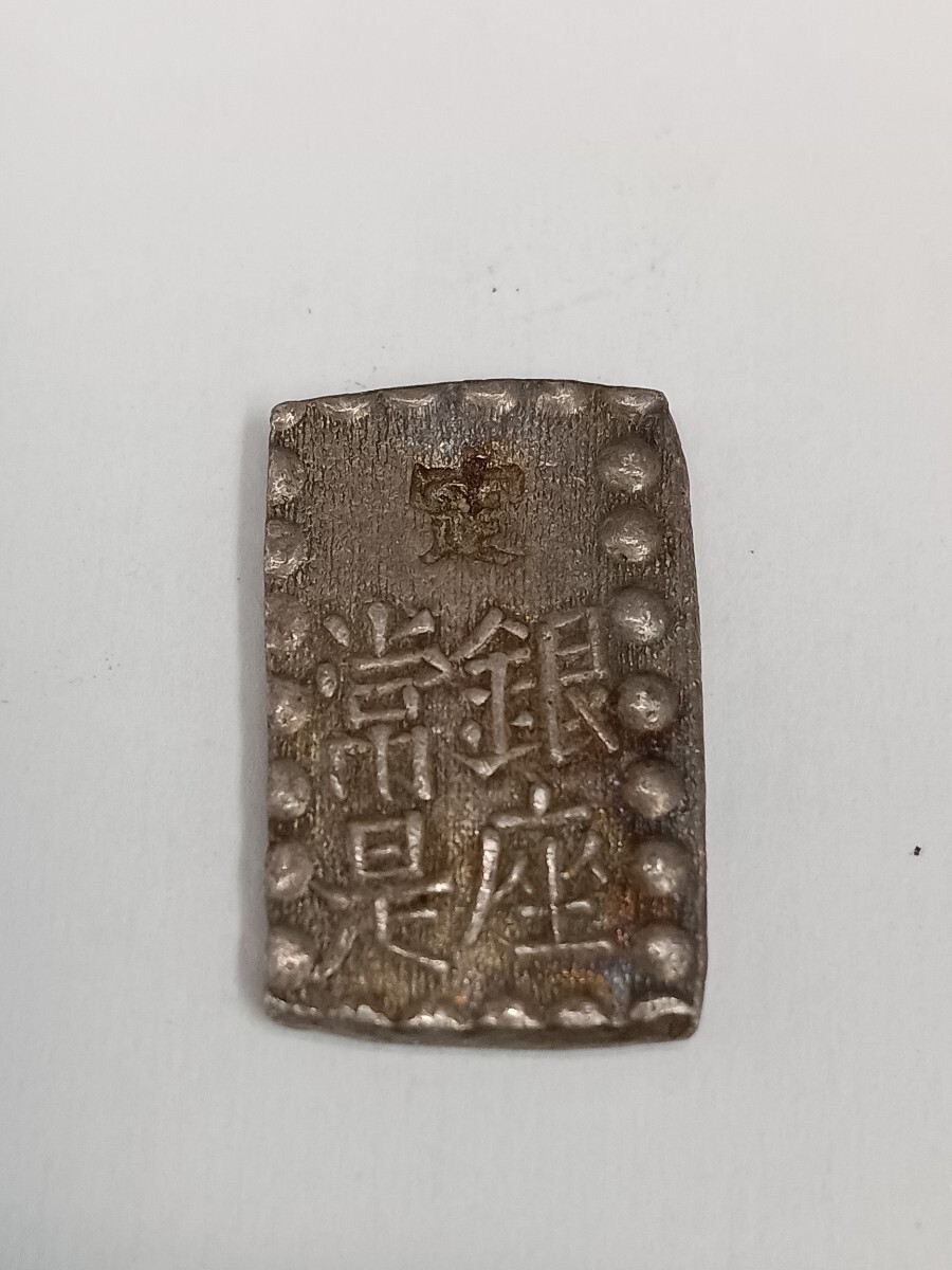 66167 古銭 1朱銀 約1.8g 小判 貨幣 コイン 骨董品 アンティーク コレクション 日本 レトロ〈自宅保管品〉