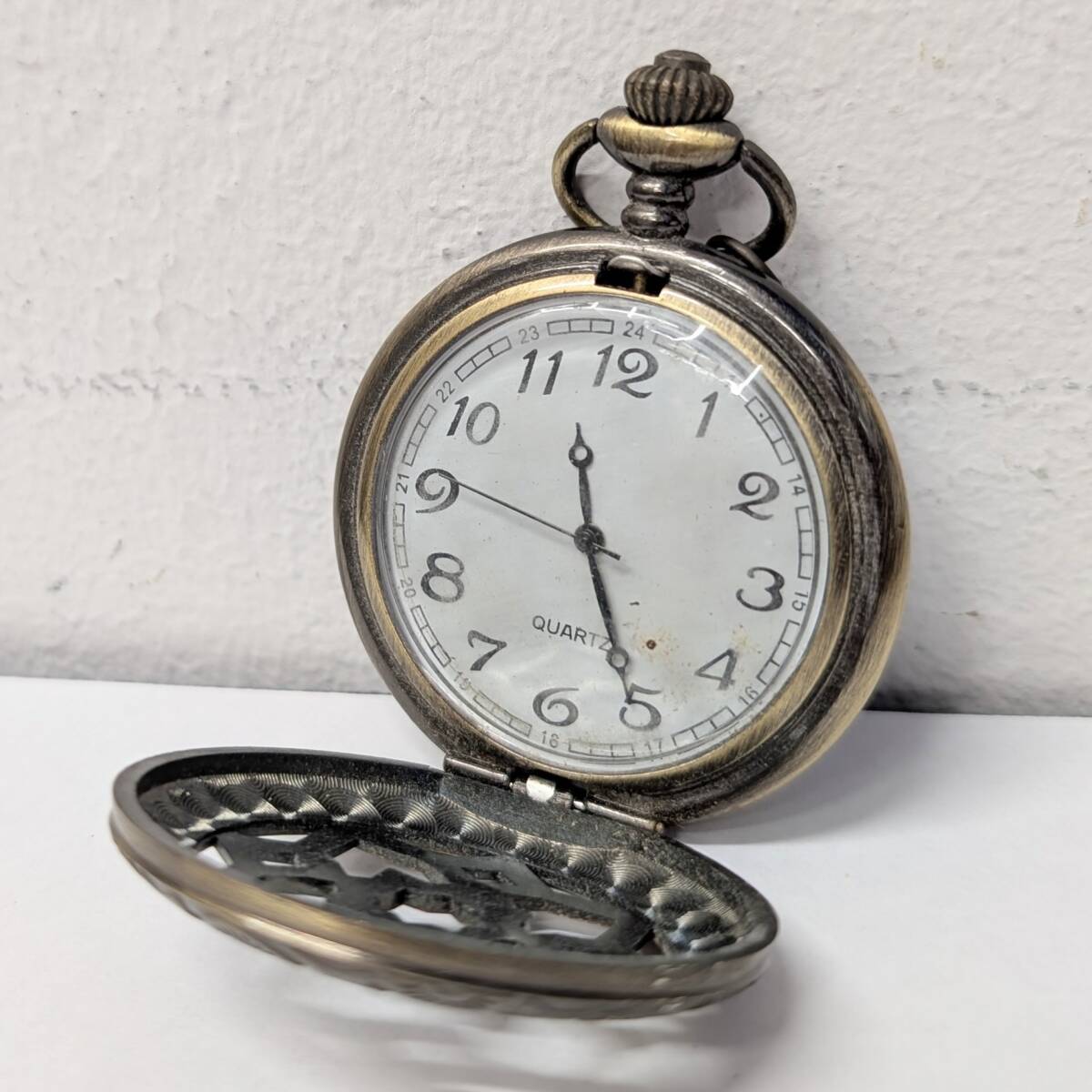 Z-24641V【1円スタート】メーカー不明 懐中時計 ポケットウォッチ 約48g クォーツ QZ アンティーク アナログ 3針 不動品 ジャンク