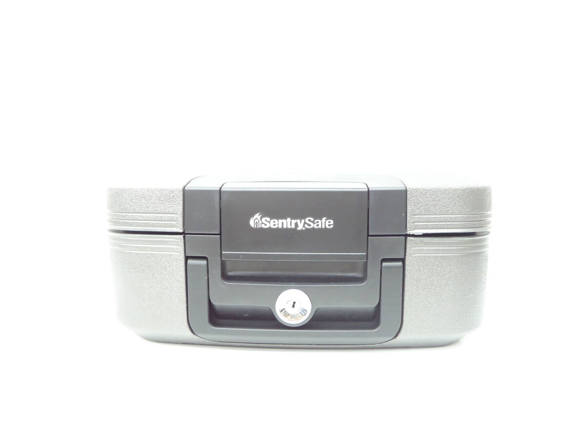4096 雑貨祭 Sentry Safe セントリーセーフ ポータブル 耐火・防水保管庫 CWシリーズ 金庫 鍵付き