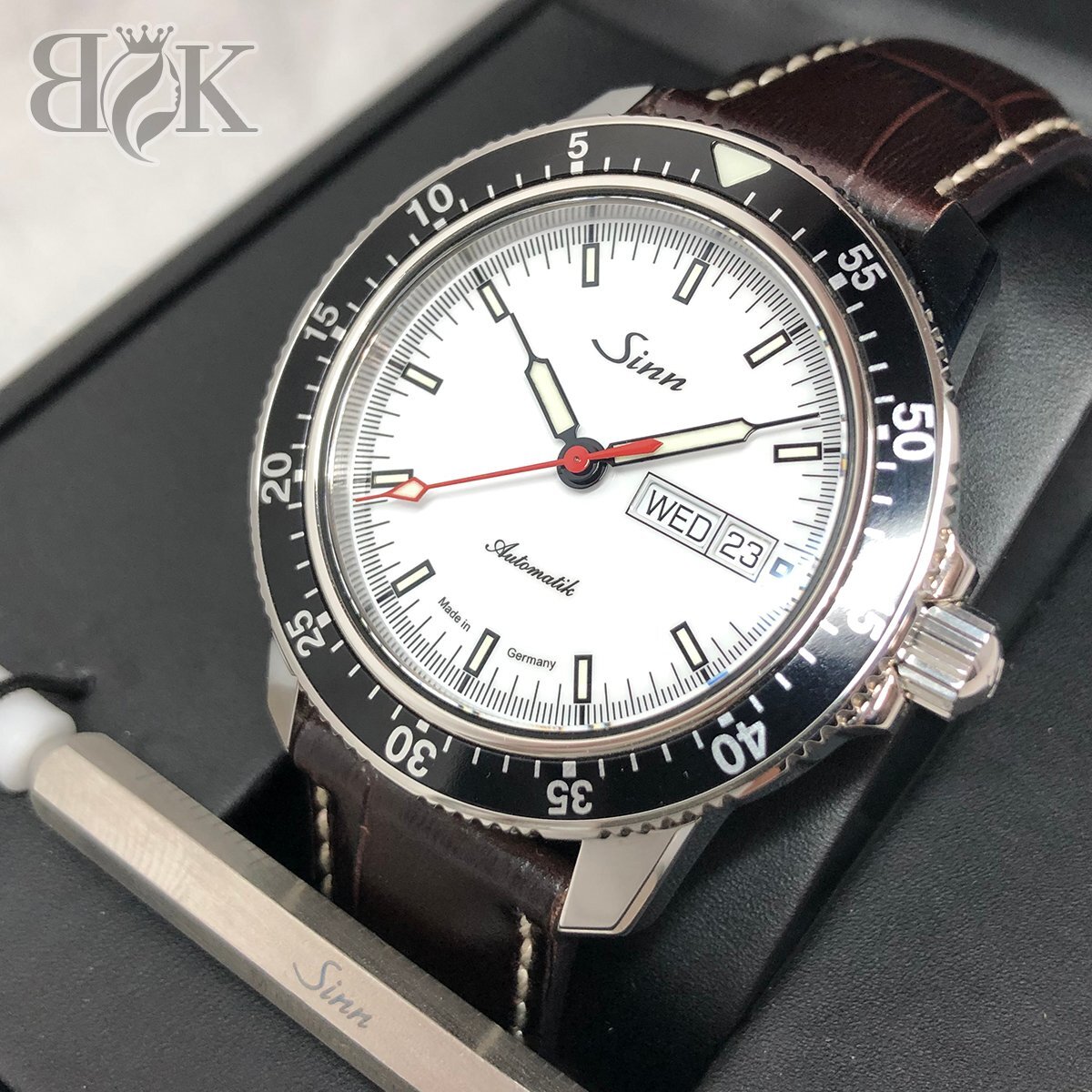 ジン 104.ST.SA.IW.RS デイデイト 裏スケ 革ベルト 自動巻き ギャランティ SW220-1 時計 白文字盤 Sinn ♭