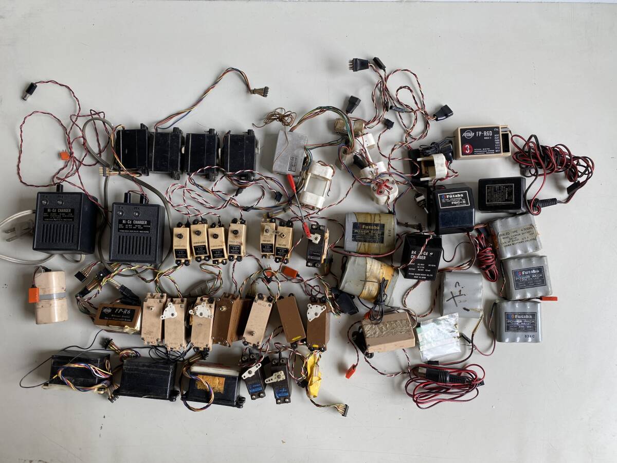⑤t235◆Futaba フタバ◆RCサーボ 受信機 充電器 パーツ大量セット FP-R6 FP-RG Ni-Cdチャージャー ラジコンパーツ まとめ売り ジャンク