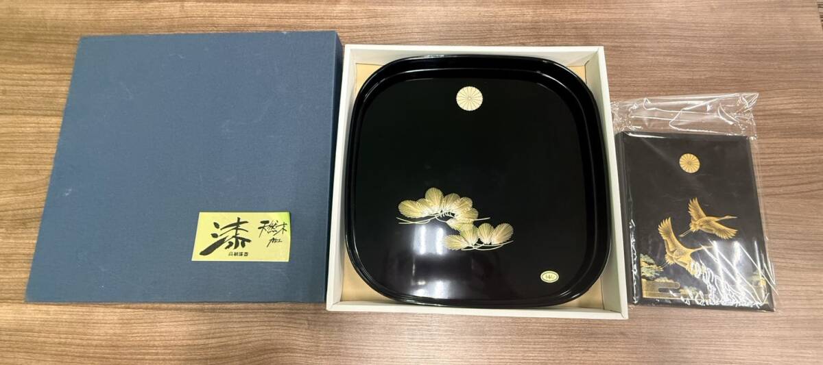 【未使用品】漆器 袱紗 まとめ 皇室 御紋 菊紋 十六菊 漆塗 金彩 盆 トレー 進物 記念品 伝統工芸 沈金 箱付き 和物 コレクション 1120-3