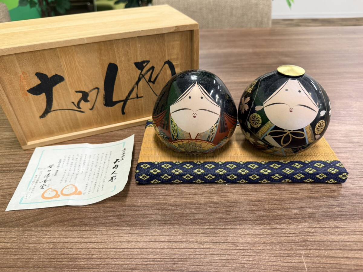 山口県 特産 大内人形 谷口漆香堂 夫婦雛 漆器 伝統工芸品 共箱 栞 畳台座付き 金彩 桜 菊 縁起物 置物 インテリア 和物 現状品 1122-2