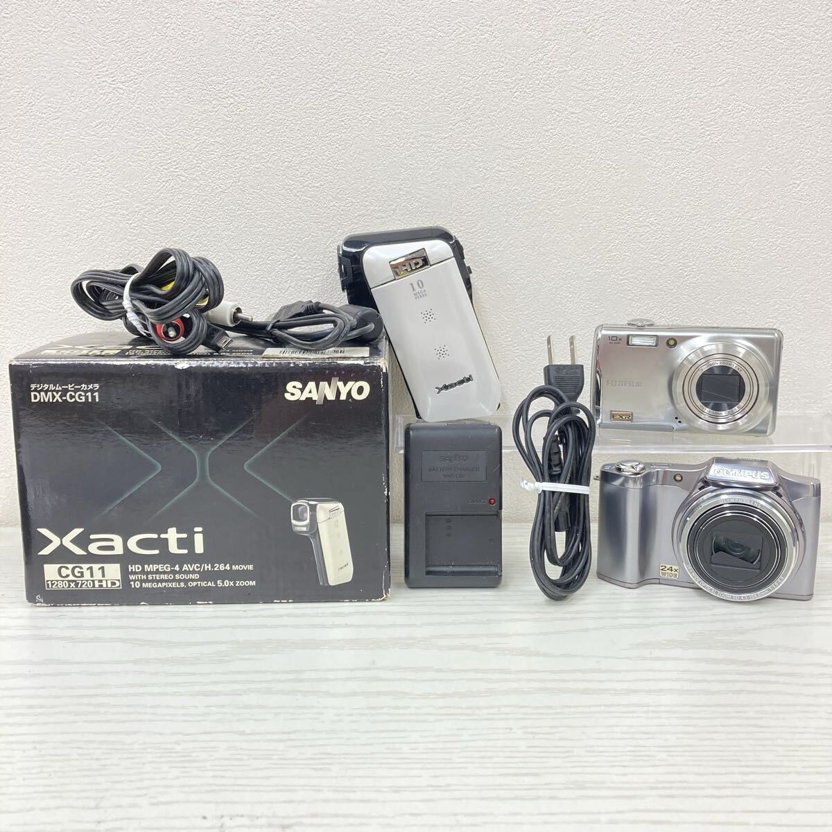【AK2227-j】デジタルカメラ 3点 まとめ sanyo xacti dmx-cg11 FUJIFILM FINEPIX f70exr OLYMPUS sz-14 シルバー ホワイト ビデオ