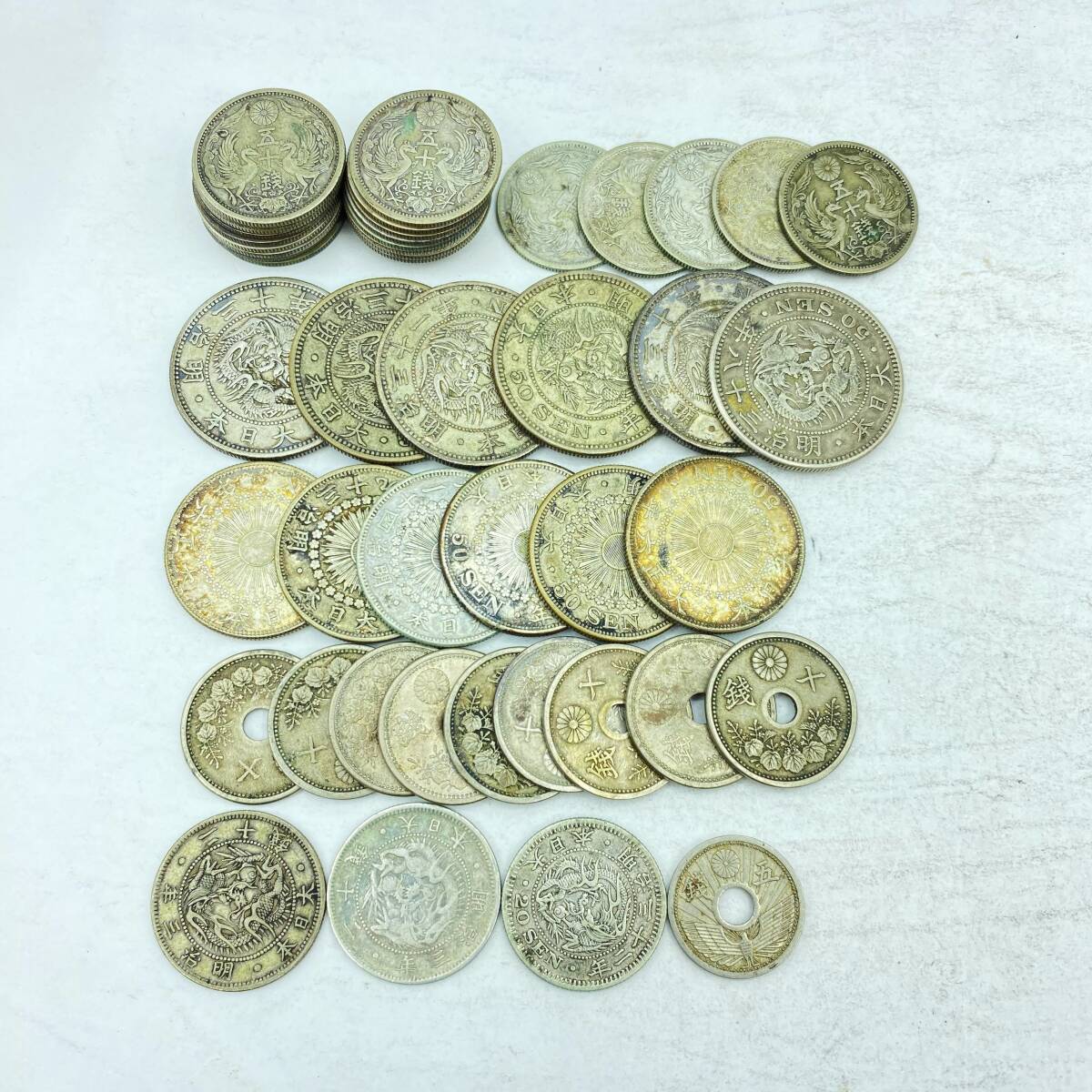 『KT8』古銭/銀貨　鳳凰50銭ｘ25/竜50銭ｘ6/旭日50銭ｘ6/10銭ｘ9/旭日竜20銭ｘ2/竜20銭/5銭　穴銭　コレクターズ品　現状品
