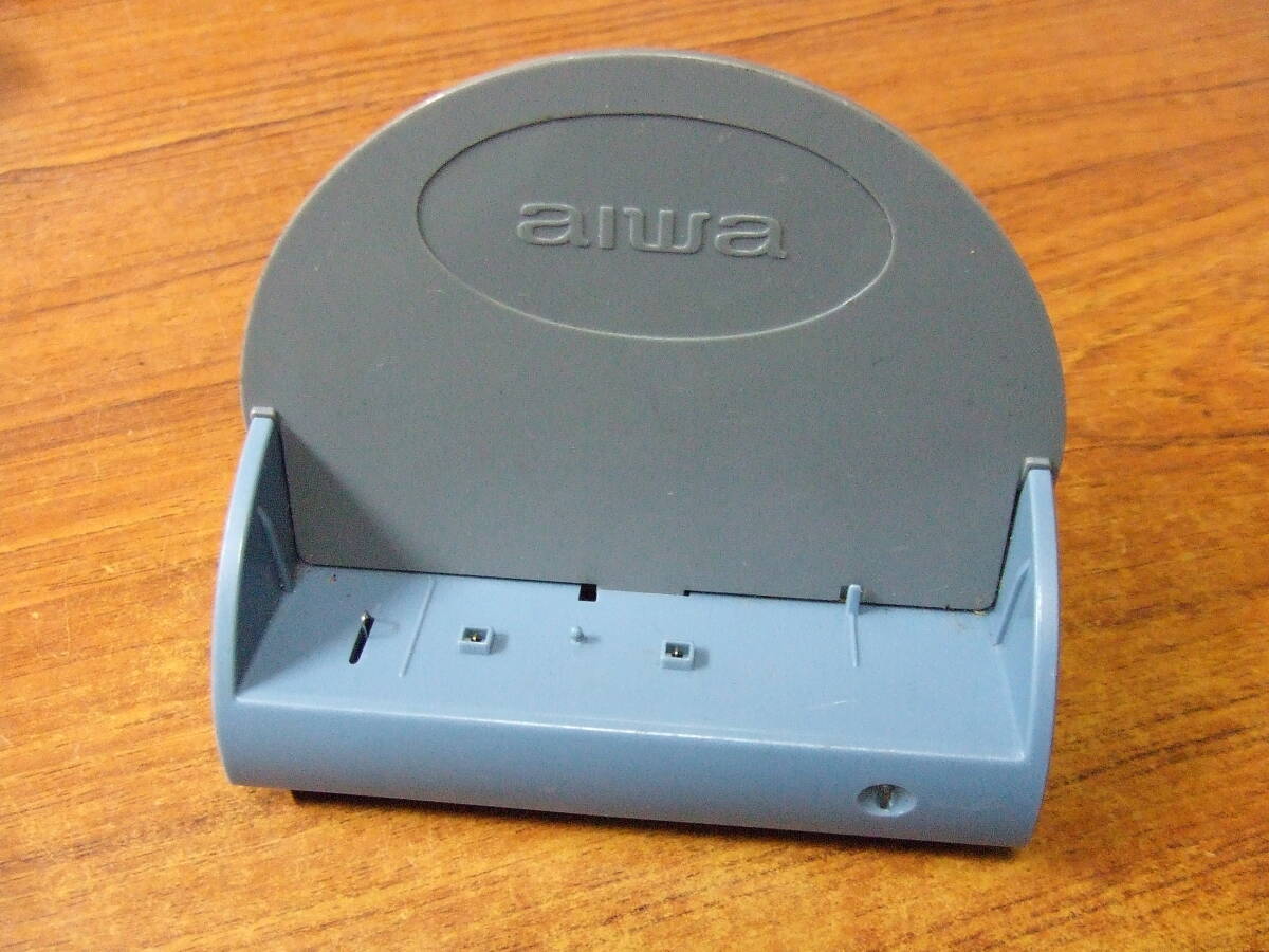 U597　アイワ/aiwa ポータブルカセットプレーヤー用　充電台 バッテリーチャージャースタンド クレードル 中古　未確認　現状品
