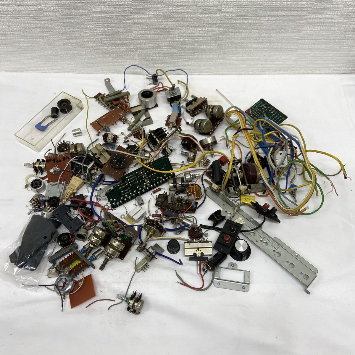 電子部品 大量まとめ 真空管ソケット ボリューム COSMO スイッチ 基板 部品取り オーディオ 自作 修理 RC 現状品