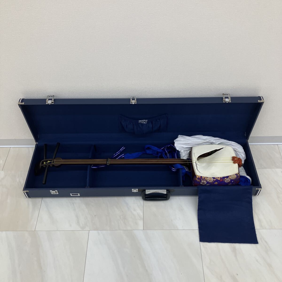 【新771604】三味線 破れあり ケース付 サイズ:180〜200 同梱NG 和楽器 弦楽器