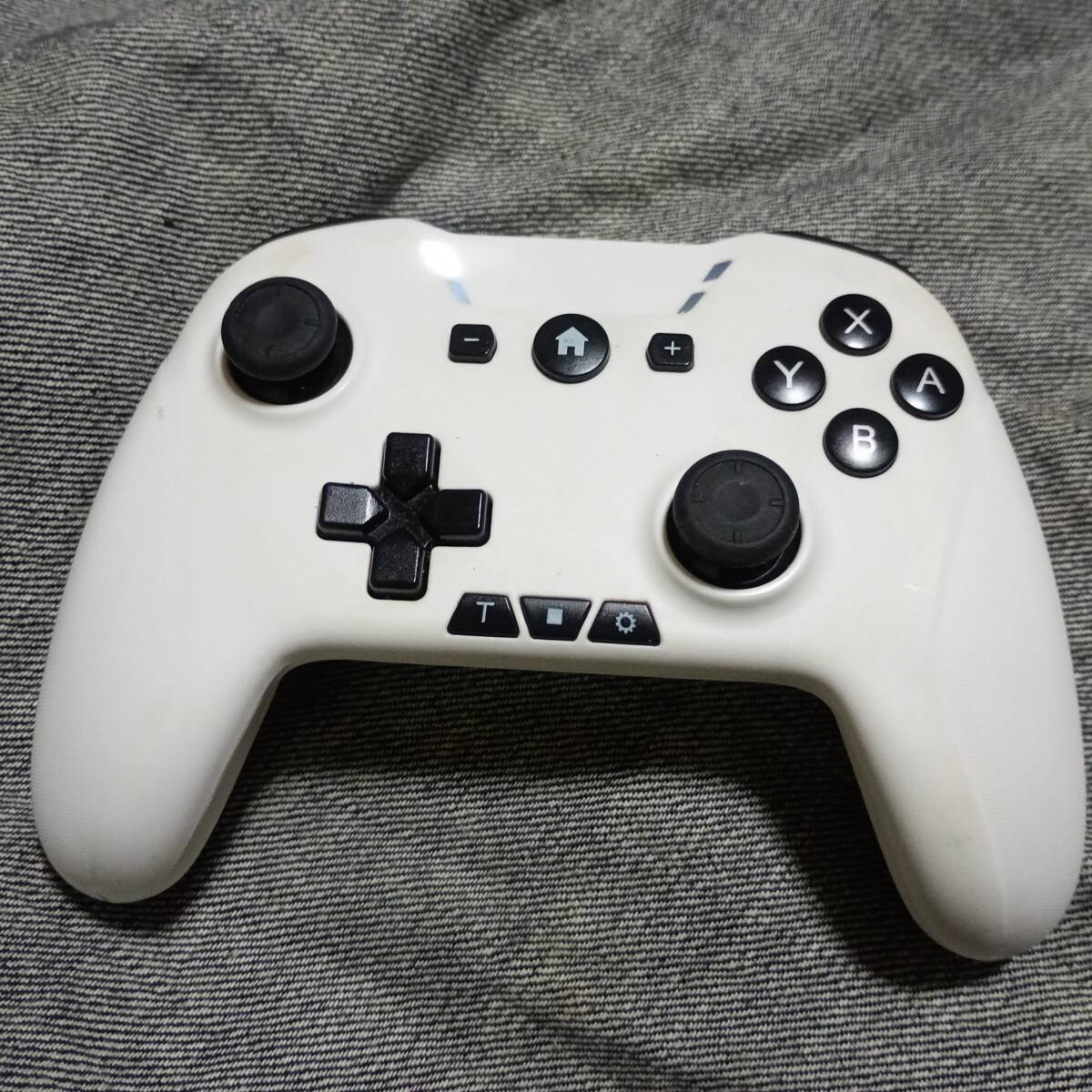 ワイヤレスゲームコントローラー　HD-6500 ホワイト　多種機種対応　白　pro controller compatible with sw　374