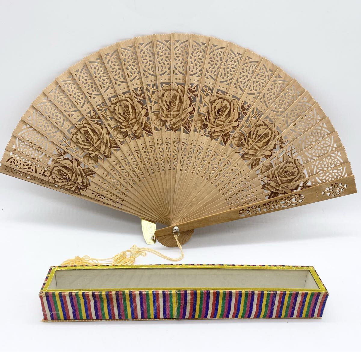 【未使用保管品】◇上海檀香扇 木製透彫扇子 バラ透かし 透かし彫り 扇子◇