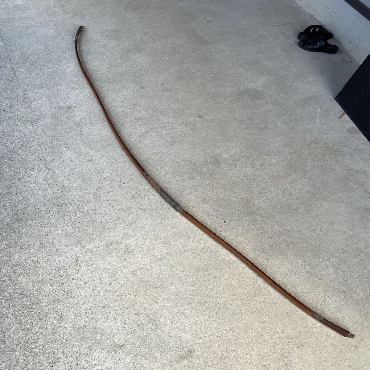 弓道具　弓 和弓 武具 竹弓 弓 在銘　服部作　作家　骨董品　古美術品　全長215cm【33②】
