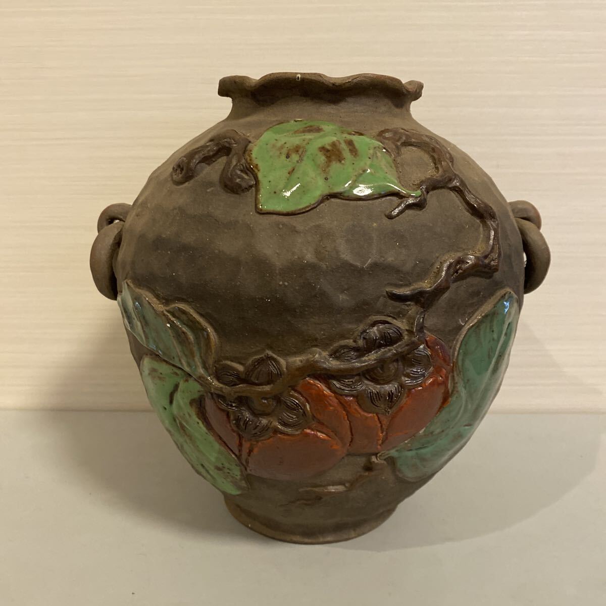 鍋島焼　幾平作　双耳柿文花瓶　飾壷　壺　花器　花入　細密細工　作家　在銘　鍋島　陽刻　骨董品　古美術品　高さ21cm【37】