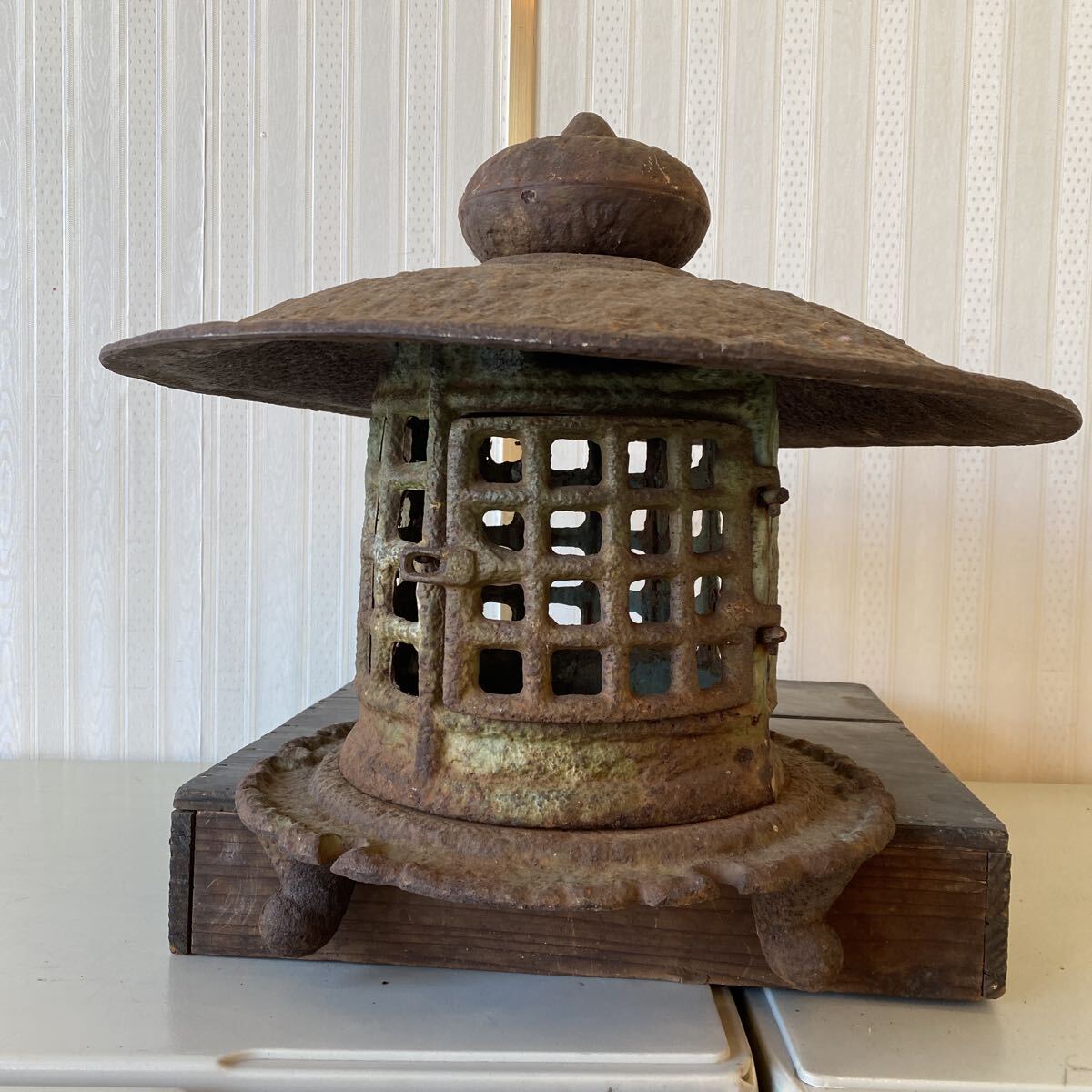 天世元年　辻与次郎　古鉄地灯籠　灯籠　灯篭　古鉄　置灯篭　骨董品　古美術品　作家　在銘　民藝　小道具　鉄灯篭　時代　時代物【310】